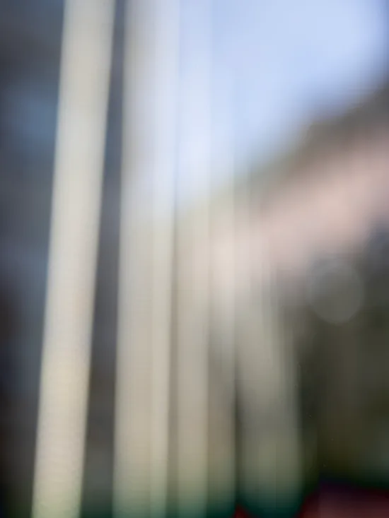A blurred filter on a building with columns and a blue sky in the background.
