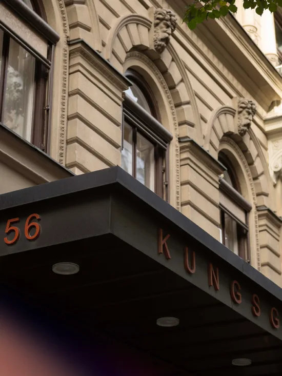 An entrance of the street Kungsgatan 56 in Stockholm, written in orange letters.